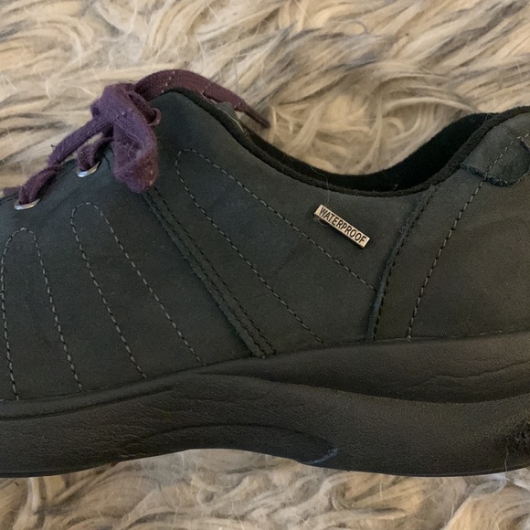 Aravon orthopedic waterproof sneakers—like new condition! - Picture 4 of 4
